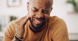Man in need of emergency tooth extraction
